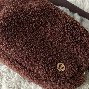 LULULEMON Everywhere Belt Bag *Fleece BRNE/GOLD ONE SIZE